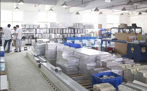 通發激光的工程師們偶爾也會離開他們的機器，大家一起研究機器